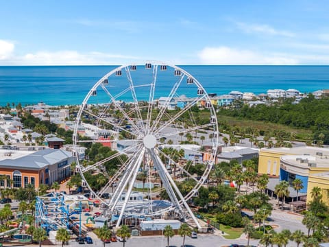 Restaurant/places to eat, Neighbourhood, Natural landscape, Beach, Beach, Area and facilities, Shopping Area, Entertainment