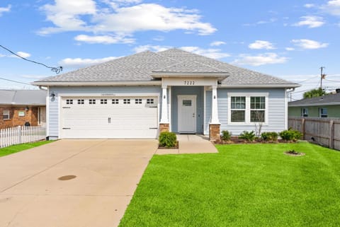 Property building, Day, Neighbourhood, Parking