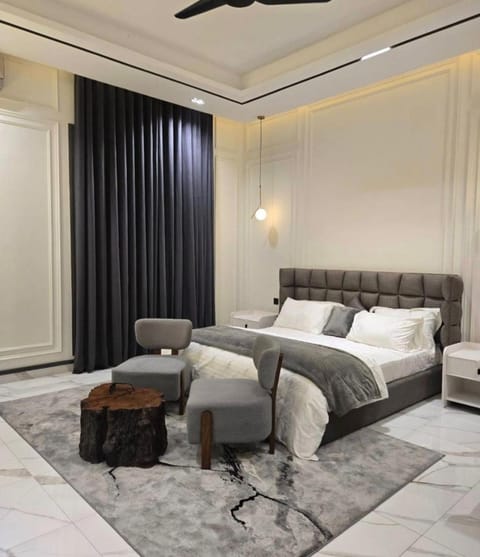 Bed, Seating area, Bedroom
