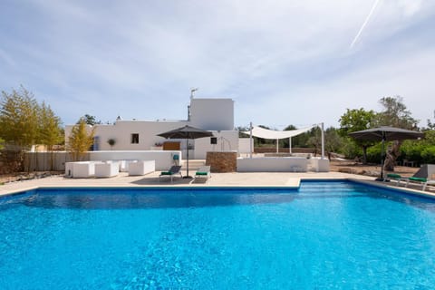 Property building, Swimming pool, sunbed
