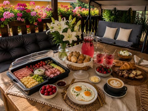 Balcony/Terrace, Food and drinks, Food, Meals, Breakfast, Buffet breakfast, Lunch, Dinner, Drinks