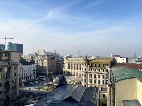 Property building, Facade/entrance, Day, Neighbourhood, Other, City view, Location, acessibility