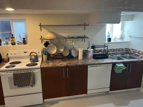 Poolside Shared Suite - Private Queen Room with Heated Pool Vacation rental in Victoria