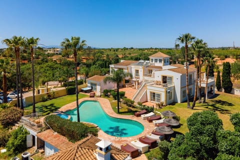 Property building, Nearby landmark, Spring, Day, Bird's eye view, Garden, Garden view, Pool view, Swimming pool, Parking, sunbed
