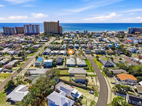 Property building, Day, Neighbourhood, Natural landscape, Bird's eye view, City view, Sea view, Street view, Location, Parking