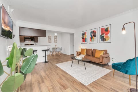 Communal lounge/ TV room, TV and multimedia, Kitchen or kitchenette, Living room, Seating area, Dining area