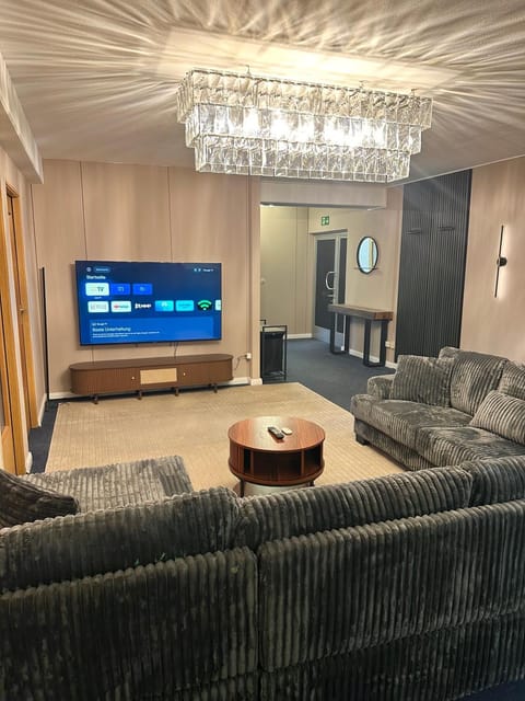 Communal lounge/ TV room, TV and multimedia, Living room, Seating area, Evening entertainment