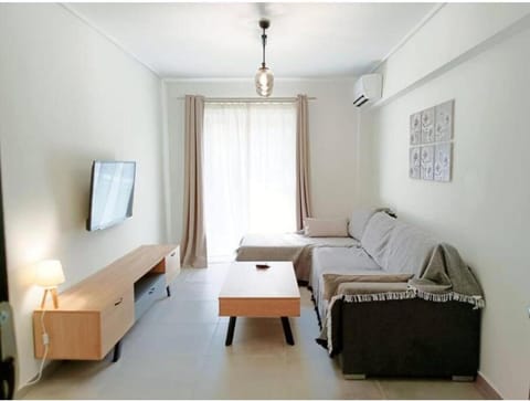 Communal lounge/ TV room, Bed, TV and multimedia, Living room, Photo of the whole room, Seating area, Evening entertainment, air conditioner