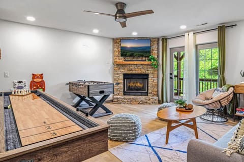 Mtn Views HotTub Sauna Outdoor Theater FirePit House in Maggie Valley