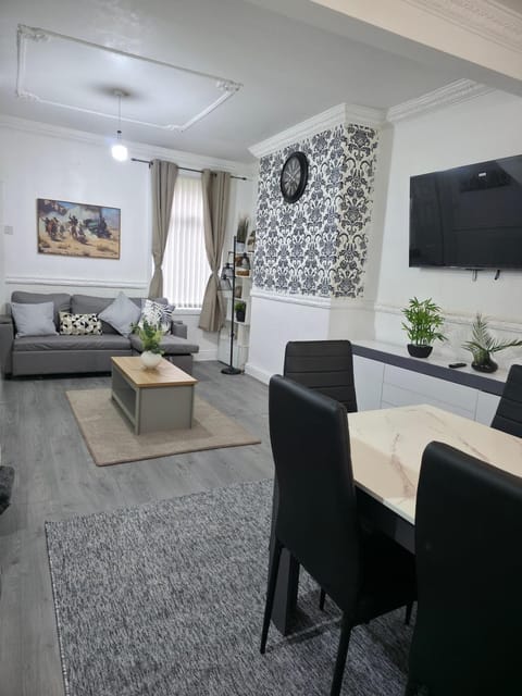 TV and multimedia, Living room, Seating area, Dining area