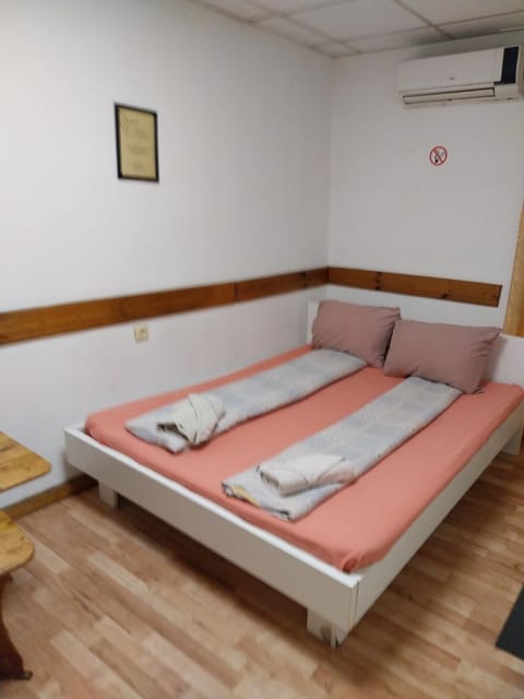 Скай Румс -3 Hostel in Sofia