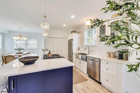 Close to Beach Hot Tub Dog Friendly House in Michigan City