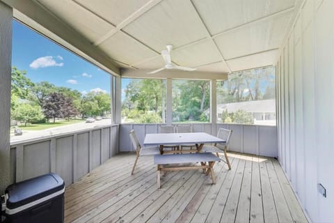 Close to Beach Hot Tub Dog Friendly House in Michigan City