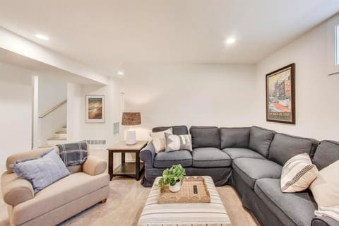 Close to Beach Hot Tub Dog Friendly House in Michigan City