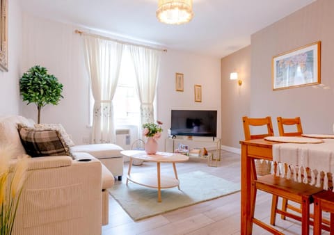 TV and multimedia, Seating area, Dining area