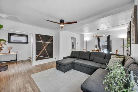 Modern Stylish Urban Haven 4 Bedroom 2 Bath - Dog Friendly House in Akron