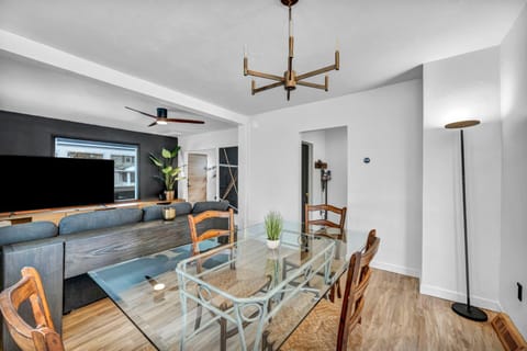 Modern Stylish Urban Haven 4 Bedroom 2 Bath - Dog Friendly House in Akron