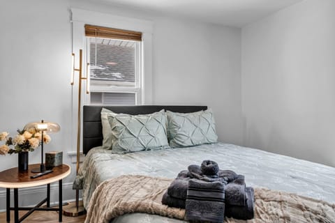 Modern Stylish Urban Haven 4 Bedroom 2 Bath - Dog Friendly House in Akron