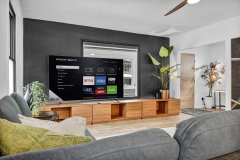 Modern Stylish Urban Haven 4 Bedroom 2 Bath - Dog Friendly House in Akron