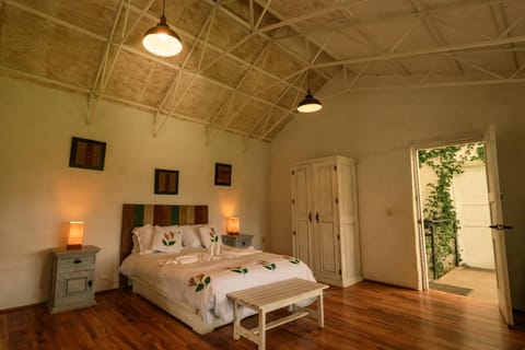 Bed, Photo of the whole room, Decorative detail, Bedroom, Garden view, Mountain view, Inner courtyard view, towels