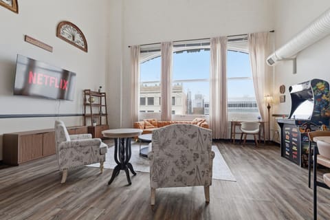 New Downtown Indy 3BR Retreat Sleeps 10 - Arcade Apartment in Indianapolis