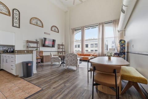 TV and multimedia, Kitchen or kitchenette, Living room, Seating area, Dining area, City view