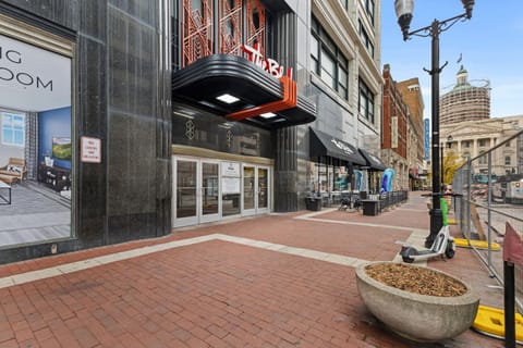 New Downtown Indy 3BR Retreat Sleeps 10 - Arcade Apartment in Indianapolis