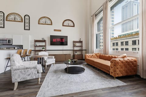 TV and multimedia, Kitchen or kitchenette, Living room, Seating area, City view