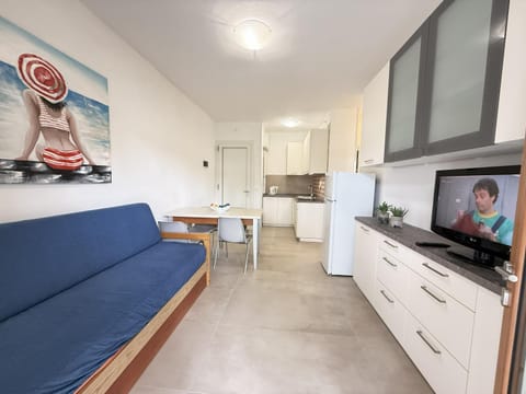 TV and multimedia, Kitchen or kitchenette, Living room, Seating area, Dining area, stove