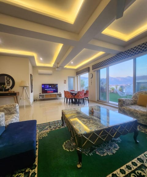 TV and multimedia, Living room, Seating area, Evening entertainment