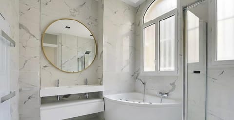 Superbe Appartements Tour Eiffel View Champs de Mars Apartment in Paris