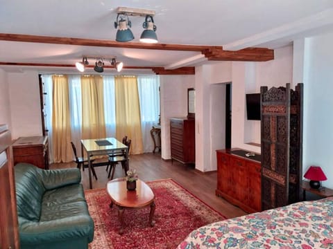 TV and multimedia, Living room, Photo of the whole room, Seating area, Dining area