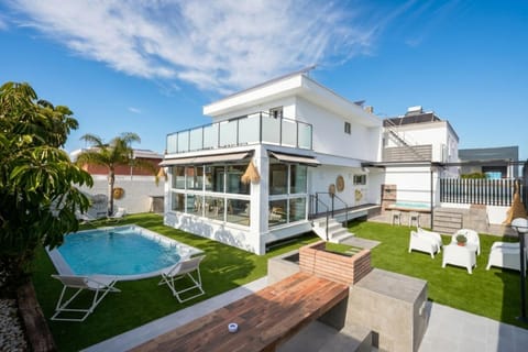 Facade/entrance, Off site, BBQ facilities, Garden, Hot Tub, Dining area, Swimming pool, sunbed