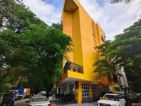Property building, Day, Neighbourhood, Street view, Location, Parking