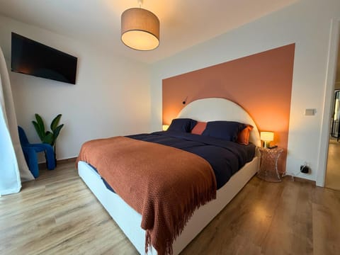 Bed, TV and multimedia, Photo of the whole room, Bedroom