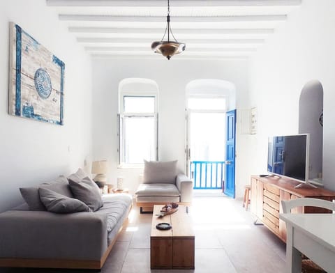 Communal lounge/ TV room, TV and multimedia, Living room, Seating area, Evening entertainment