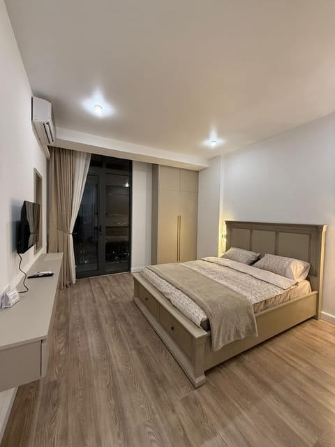 Bed, TV and multimedia, Bedroom, towels, air conditioner