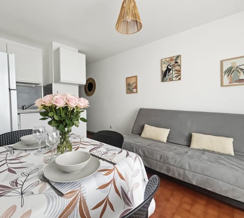 Kitchen or kitchenette, Living room, Seating area, Dining area