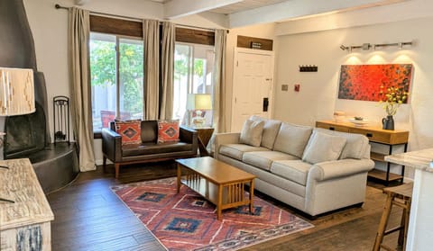 TV and multimedia, Living room, Seating area, fireplace