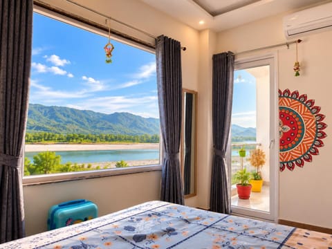 Spring, Bed, Day, Natural landscape, Balcony/Terrace, Photo of the whole room, Bedroom, Mountain view, River view