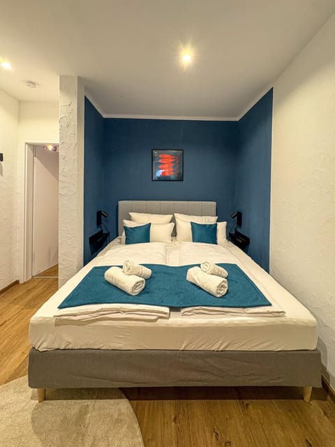 Bed, Bedroom, towels