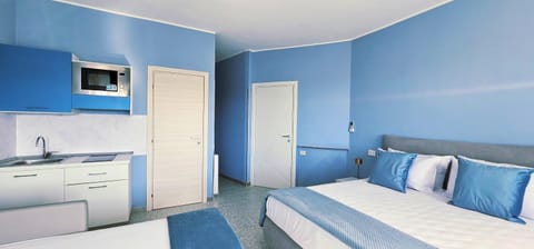 Bed, TV and multimedia, Kitchen or kitchenette, Photo of the whole room, Bedroom, wardrobe