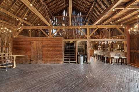 Historic Farmhouse with Pool & Barn House in Mansfield