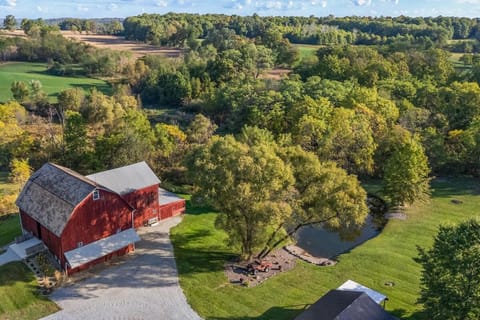 Historic Farmhouse with Pool & Barn House in Mansfield