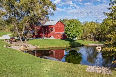 Historic Farmhouse with Pool & Barn House in Mansfield