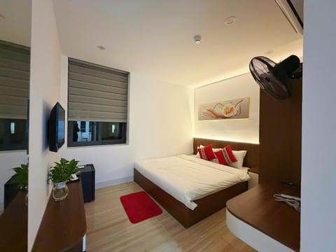 Bed, TV and multimedia, Bedroom