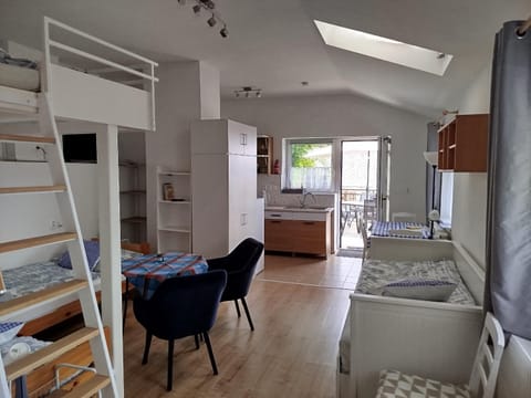 Bed, TV and multimedia, Coffee/tea facilities, Kitchen or kitchenette, Seating area