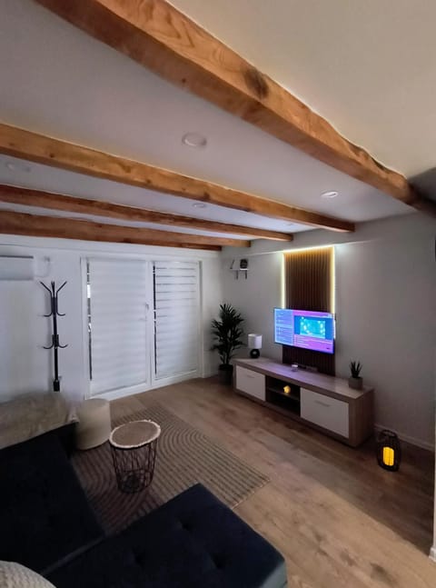 TV and multimedia, Living room, air conditioner