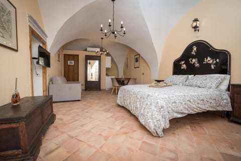 Bed, Living room, Photo of the whole room, Seating area, Bedroom