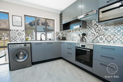 Wave Inn Guesthouse Bed and Breakfast in Cape Town